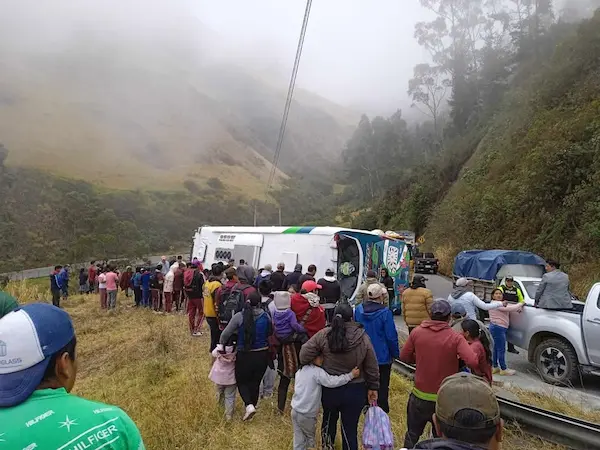 Quienes salieron ilesos, los que circulaban por la vía y los habitantes del sector rodearon al vehículo