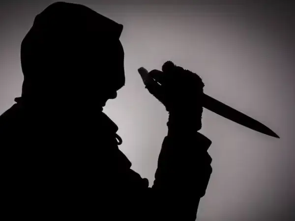 Hombre con arma blanca