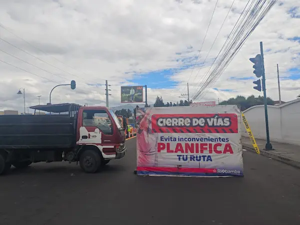 Cierre de carril vía Riobamba - Guano