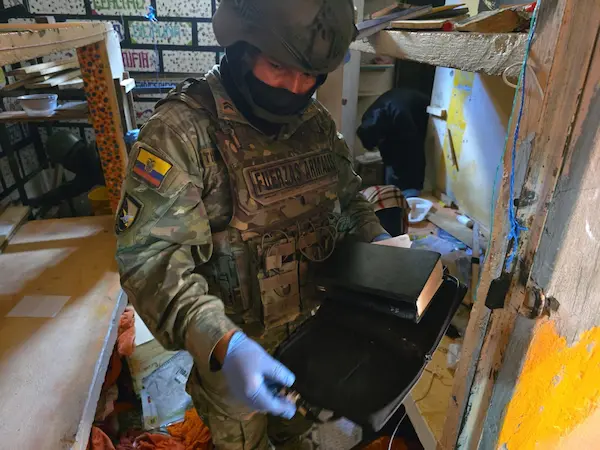 Ejército Ecuatoriano decomisa droga, armas y celulares en cárcel de Guaranda 