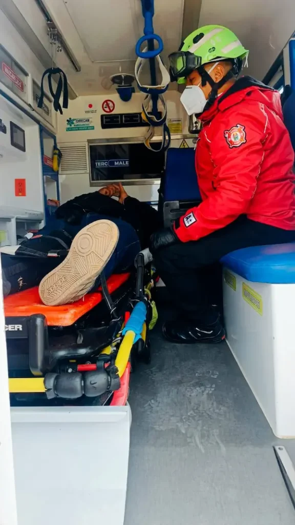 En la ambulancia del Cuerpo de Bomberos de Guamote fue estabilizado el afectado