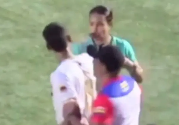 Árbitra Vanessa Ceballos fue agredida por jugador en partido.