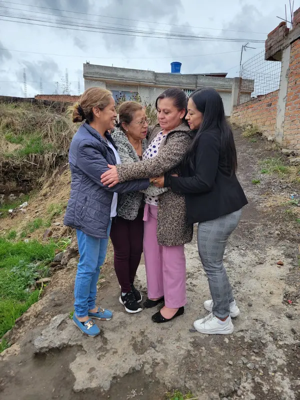 Las 4 mujeres se funden en un abrazo con la esperanza que Dios y las personas de buen corazón operarán un milagro más