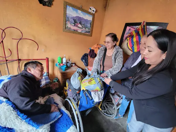 Teresita, Marcita y Nathy entregan un aporte solidario a Ángel Germán