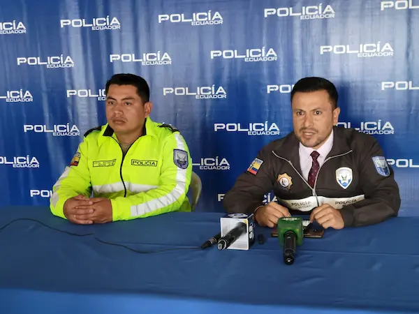 Capitán Guido López Murillo, jefe provincial de la PJ en Chimborazo (I), acompañado del capitán Edgar Satán Chuiza, jefe de Polco