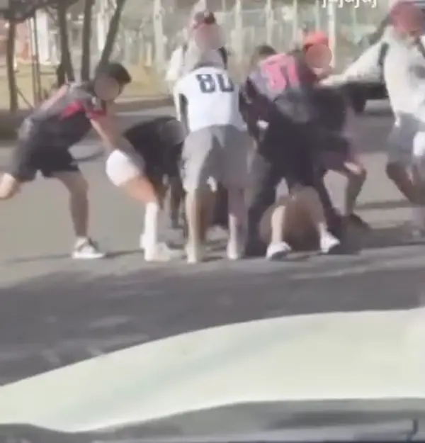Jóvenes se pelearon en un parque de Riobamba