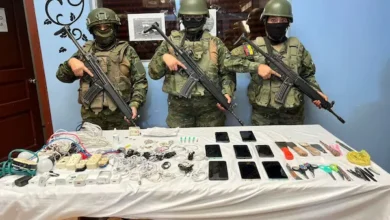 Ejército decomisó 8 celulares y armas de cárcel de Riobamba