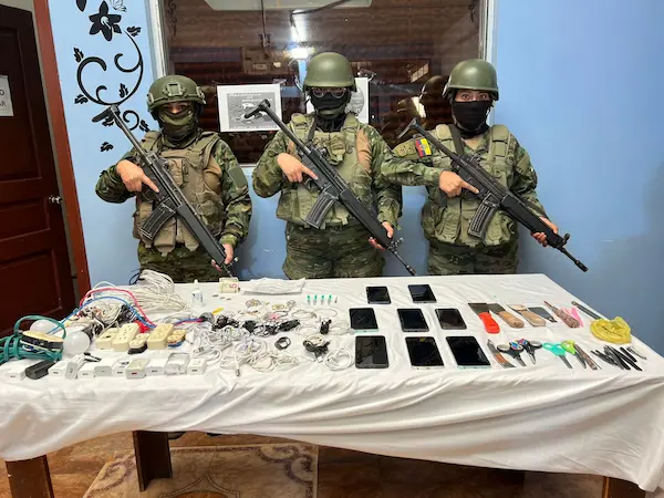Ejército decomisó 8 celulares y armas de cárcel de Riobamba