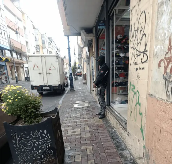 Comerciantes se apoyan con guardias privados para vender seguros