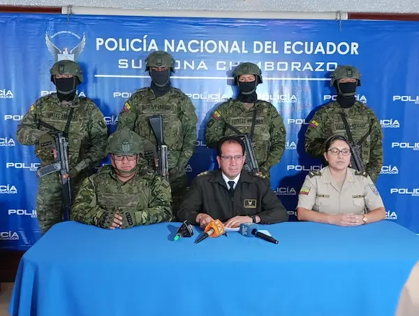 El coronel Julio Vinicio Camacho Pilpe, comandante de la Subzona 'Chimborazo N°6' (c), encabezó la rueda de prensa. Lo acompañaron el coronel Wilfrido Arias, jefe de Operaciones de la Brigada de Caballería Blindada N°11 'Galápagos' (i); y, la mayor Mariela Santillán, directora de la EFP 'Chambo' (d).