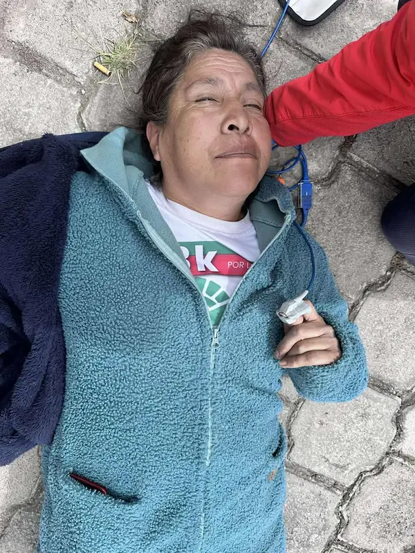 Mujer inconsciente es trasladada a hospital