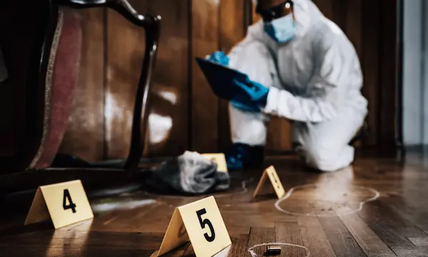 Policía descubre cuerpo de bebé en el clóset de una estudiante universitaria