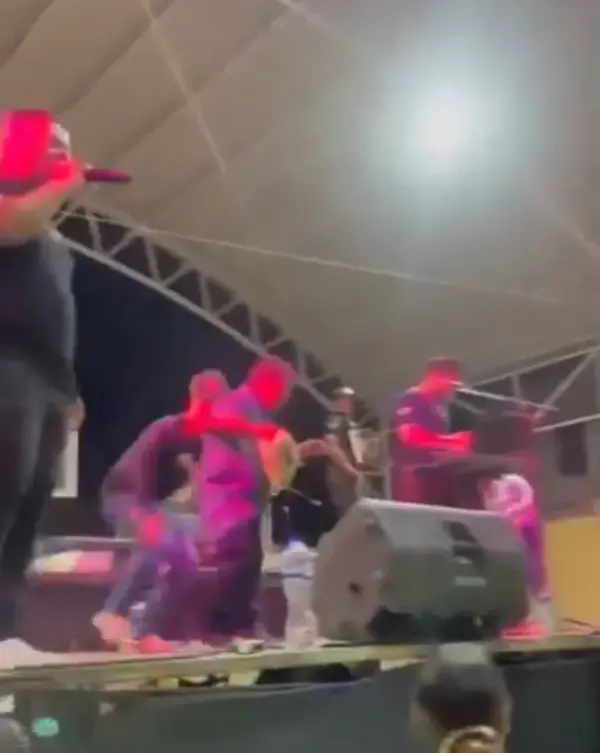 Joven con discapacidad es lanzado de escenario en concierto