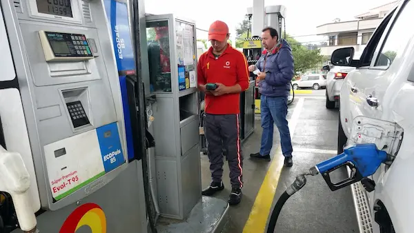 Suben los precios del combustible Extra y Eco país alza de precio en Ecuador