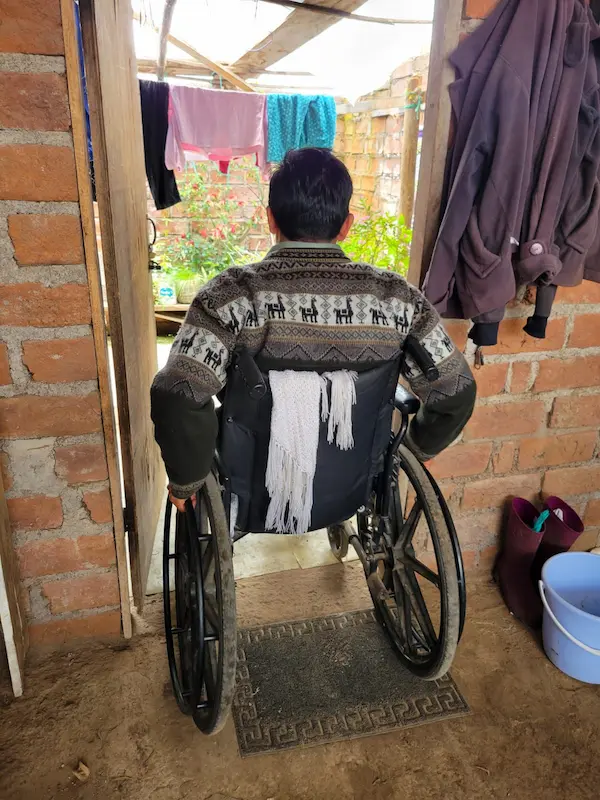 Gonzalo está en clases de computación, y aprende rápido lo que le digan. Hombre con discapacidad de Chambo quiere trabajar