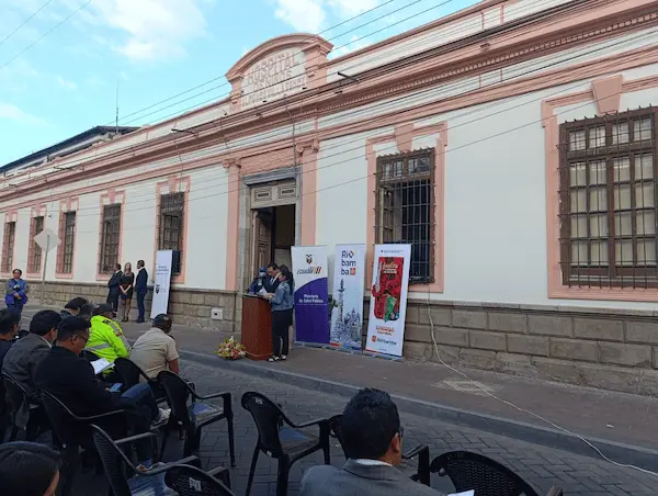 Hospital de Niños de Riobamba con fachada nueva y luces