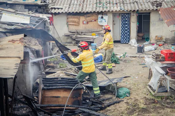 Incendio estructural por quema de maleza