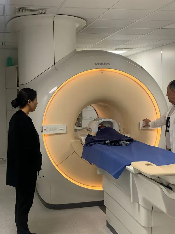 Jenny observa como se realizan los estudios a su tierno niño