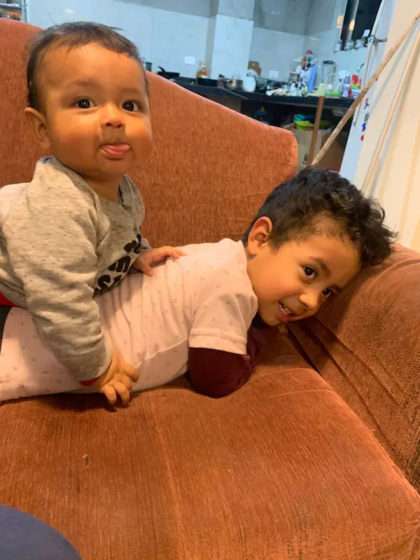 Isaac Leonardo y su hermanito Daniel Benjamín