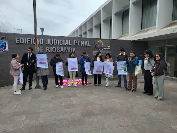 Organizaciones sociales hicieron plantones frente a la Unidad Penal de Riobamba para demandar justicia