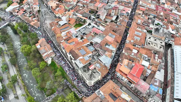marcha en cuenca contra loma larga y en favor de kimsacocha