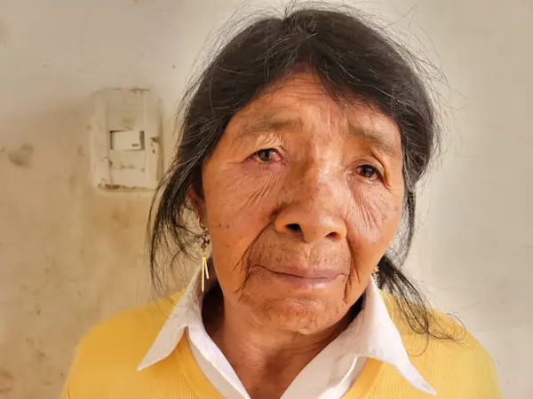 Su rostro denota los golpes de la vida, pero, ahora quiere recuperar el tiempo perdido y enmendar lo que más pueda lo que causó su caída en el mundo del alcohol.