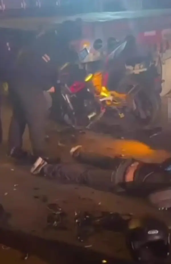 Fue tal la brutalidad del impacto, que la moto quedó incrustada en la parte posterior del tráiler