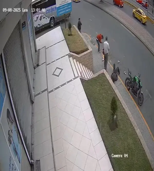 En la esquina, sobre la vereda, el controlador observa la escena como si nada, para luego proceder a 'retirarse' 