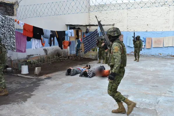 Ejército decomisó 13 armas y celulares en cárcel de Riobamba