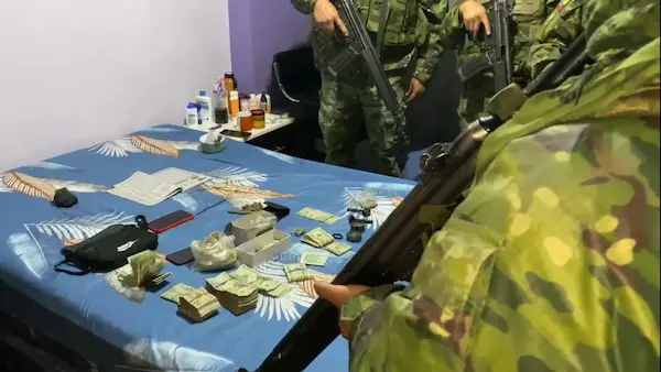 Parte de las evidencias encontradas durante el allanamiento ejecutado por los efectivos de la Brigada de Caballería Blindada N°11 'Galápagos'