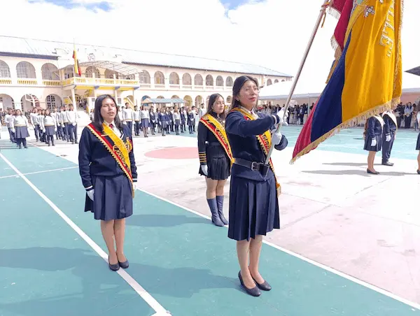 U.E. La Salle de Riobamba juró lealtad a la Bandera Nacional
