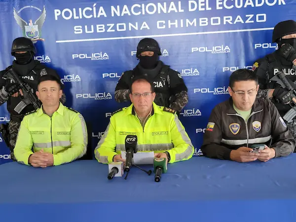 Coronel Julio Camacho Pilpe, comandante de la Subzona Policial (c); teniente coronel Mauricio Santamaría, jefe del Distrito Riobamba (i); y, mayor Javier Villagómez, jefe de Investigación Antidrogas de Chimborazo
