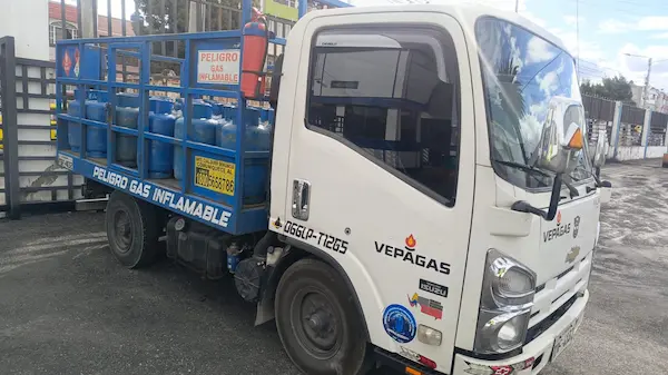 Carro con 50 cilindros de GLP