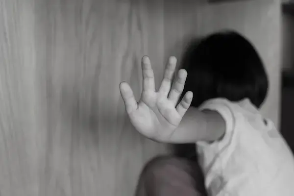 El hijo, de seguro, suplicaba que no lo ataque, pero, eso al mal hombre no le importó en lo más mínimo