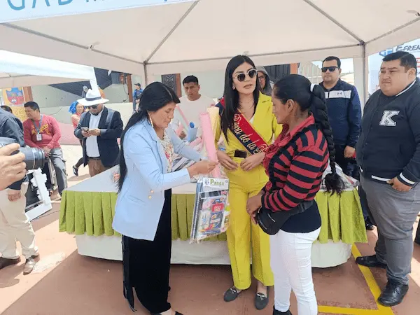 Reina de Chimborazo entrega 200 kits escolares en 3 cantones