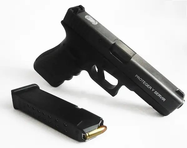 Glock de dotación y su alimentadora