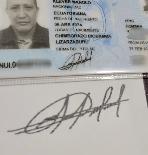 Firmas que una funcionaria afirma son parecidas y el afirma lo contrario
