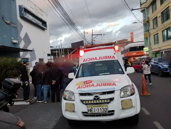 La mujer fue trasladada en una ambulancia hasta una casona asistencial de la urbe