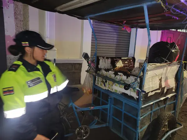 Tatiana Zumba, agente civil de Tránsito, observa el cochecito para reciclar y el cachorro que también se salvó