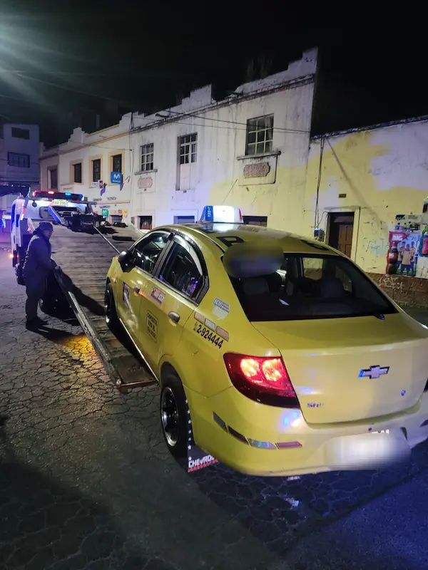 El taxi fue trasladado en una grúa hasta los Patios de Revisión Vehicular de la Dirección municipal de Movilidad
