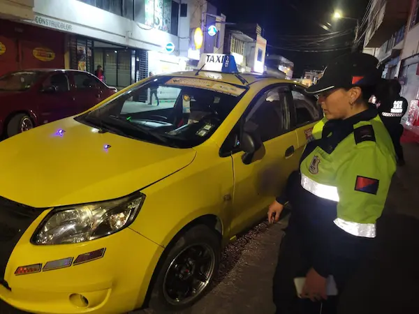 Mujer de 46 años atropellada por taxista en Riobamba
