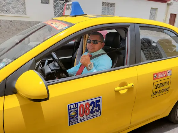 Taxista de Riobamba devuelve celular a un pasajero