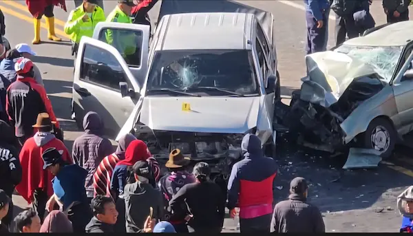 El impacto entre ambos automotores fue frontal y brutal, al punto que quienes observaban la escena enfatizaban que es un verdadero milagro que únicamente se hubieren registrados dos decesos en el lugar