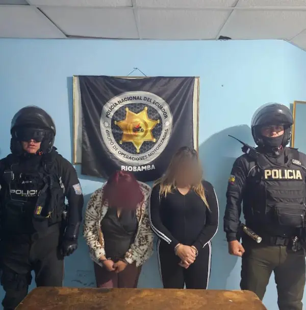 Policía detiene a 2 mujeres de Riobamba por tener drogas