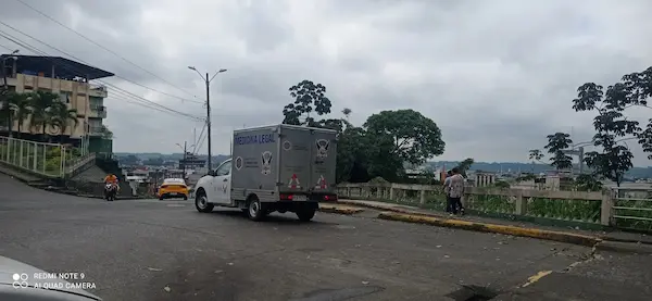 El vehículo de Medicina Legal transportó el cadáver al Centro Forense de Manta