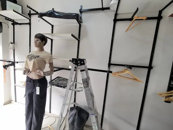 A excepción de las prendas del maniquí y una que otra cosa, los delincuentes vaciaron Power Latin