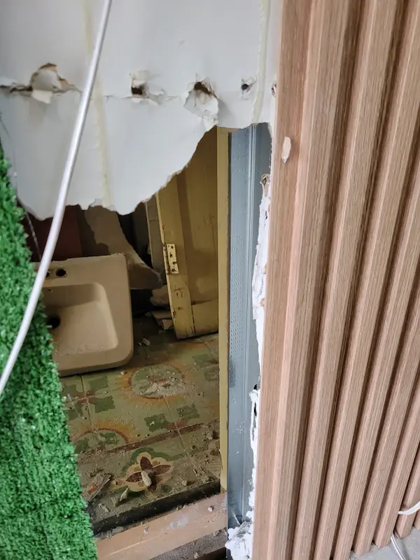 A Mobile Space ingresaron por este horamen, siendo ayudados por esta pared falsa, lo que les facilitó el 'trabajo'