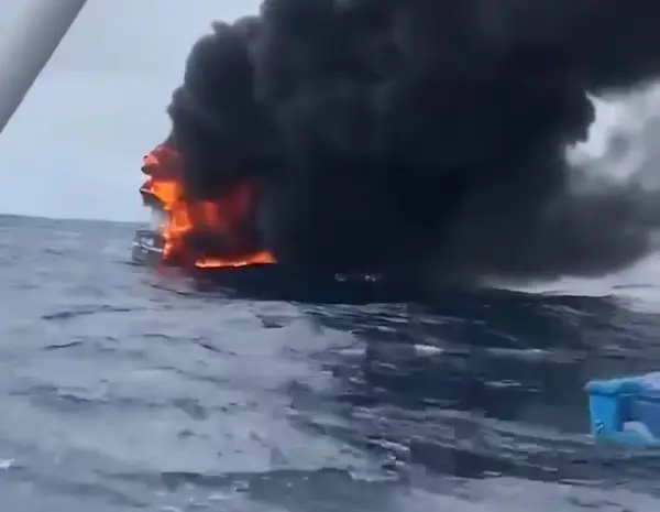 Bote se incendió frente a costa de Manabí