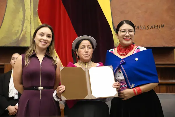 Asamblea Nacional condecora a mujeres de Chimborazo