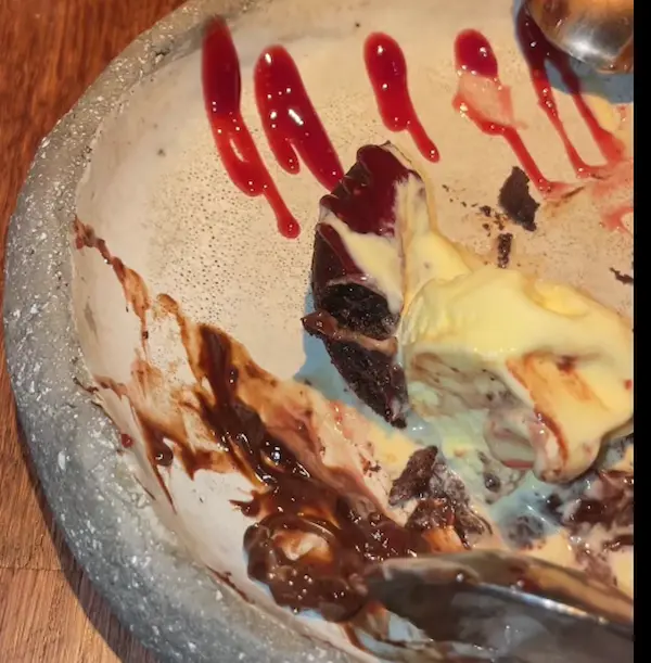 Anillo de compromiso en postre